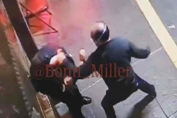 Golpean a guardia de seguridad de la Red Urbana de Transporte de Puebla #VIDEO