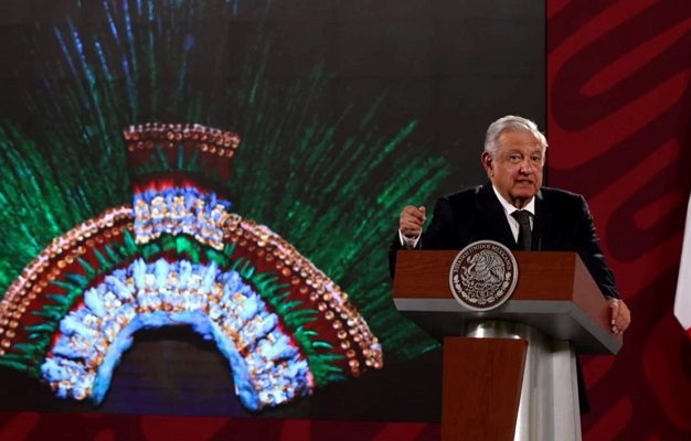 AMLO acusa actitud “arrogante” de Austria al pedir el penacho de Moctezuma