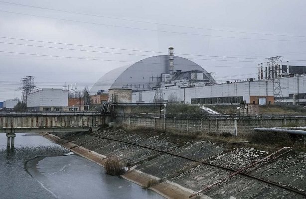 Fuerzas rusas atacan la central nuclear de Chernóbil y cruzan frontera de Kiev