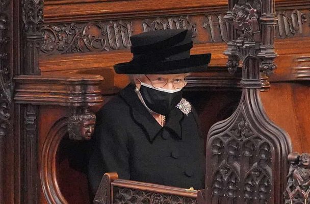 La reina Isabel II cancela audiencias virtuales por síntomas "leves" de covid