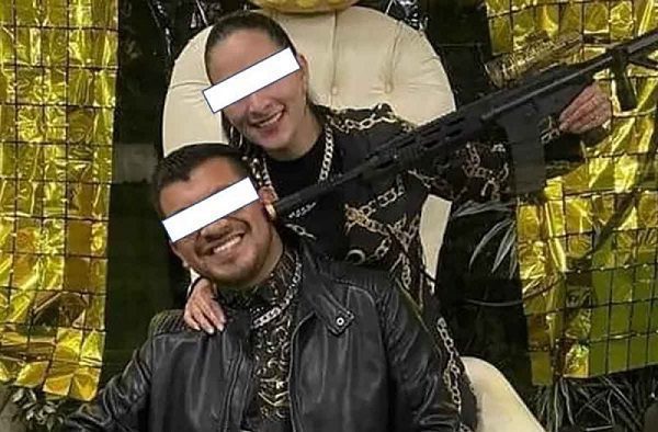 Funcionaria de Tulancingo posa con armada "de utilería" en fiesta