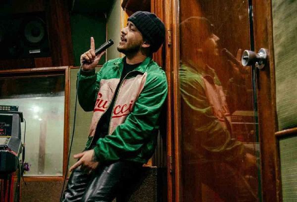 Disquera denuncia ante FGR a los papás de Christian Nodal por fraude