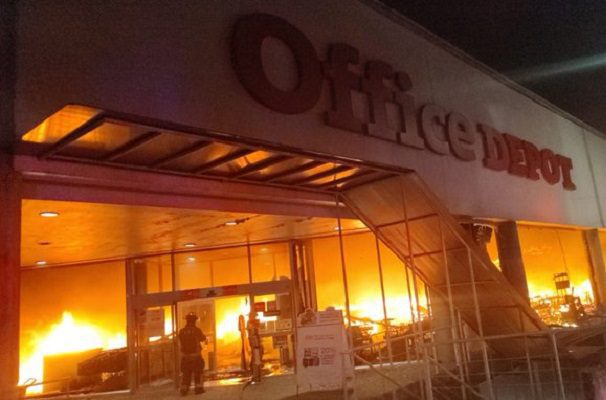 Así se vio el fuerte incendio que consumió un Office Depot en la ÁO #VIDEOS
