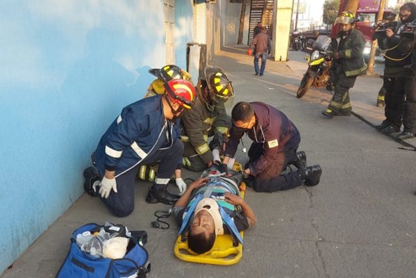 Hombre sobrevive tras arrojarse de puente peatonal en Circuito Interior #VIDEOS