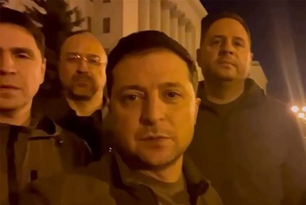 "Estamos aquí" en Kiev, afirma presidente ucraniano tras rumores de escape #VIDEO