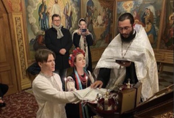 Diputada adelanta su boda para alistarse para luchar por Ucrania