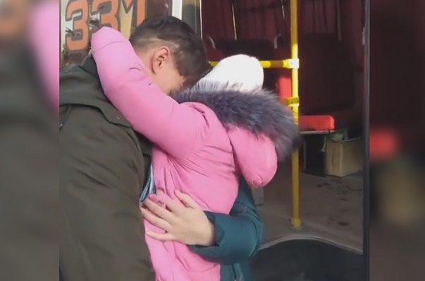 Hombre se despide de su hija y se queda a luchar contra Rusia #VIDEO
