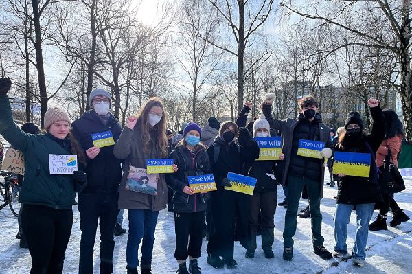Greta Thunberg protesta contra invasión de Ucrania en embajada rusa en Estocolmo