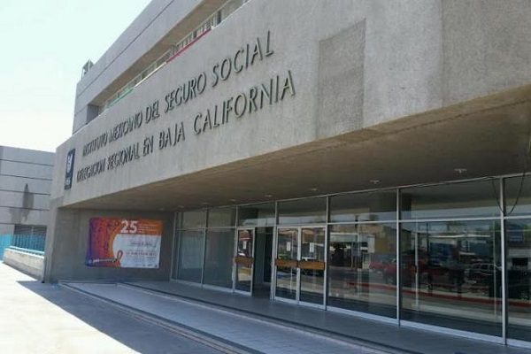 Procesan a nueve médicos del IMSS por lesiones que dejaron ciego a un niño