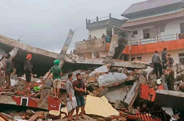 Al menos 7 muertos tres sismo de 6.2 en Indonesia