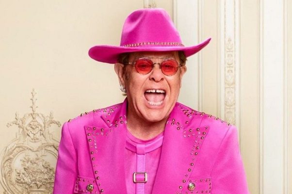 “Pequeño bastardo”, llama Elton John a Putin por invasión a Ucrania a
