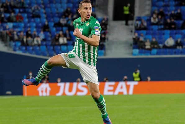 "Guardado muérete", corea afición del Sevilla contra el mexicano