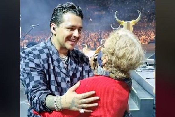 Christian Nodal sube a escenario a fan de 92 años de edad #VIDEO
