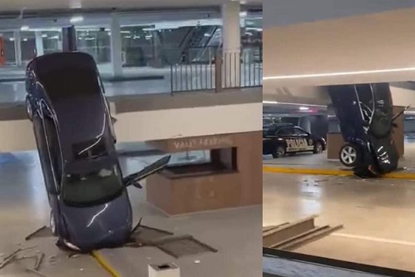 Auto cae en picada en estacionamiento de plaza en Edomex #VIDEO