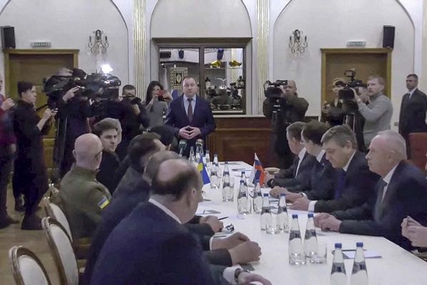 Ucrania y Rusia inician negociaciones en la frontera bielorrusa