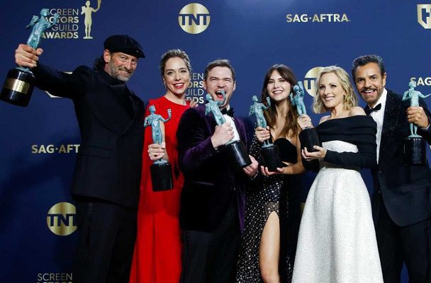 Derbez gana SAG Award como parte del elenco de 'CODA'