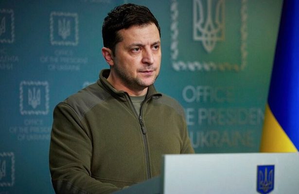 Intérprete ucraniana rompe en llanto durante discurso de Zelenski #VIDEO