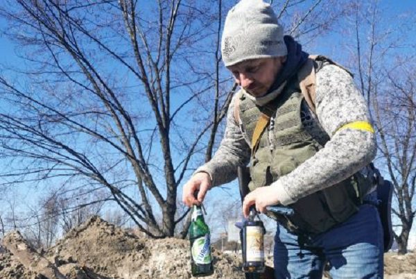 Cervecería ucraniana arma a su ejército con bombas molotov