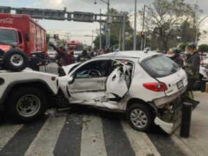 Rescatan a menor prensado por accidente vial en San Juan de Aragón