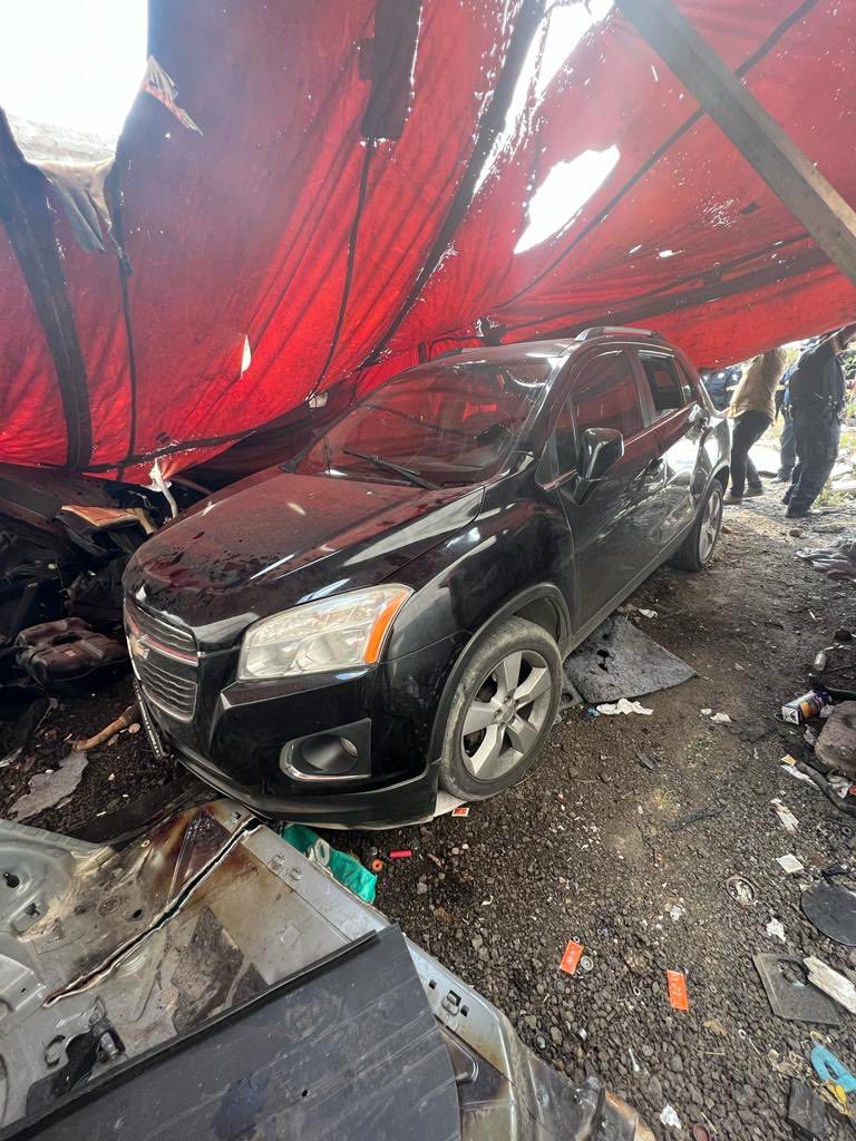 Autopartes y vehículos robados hallados un predio