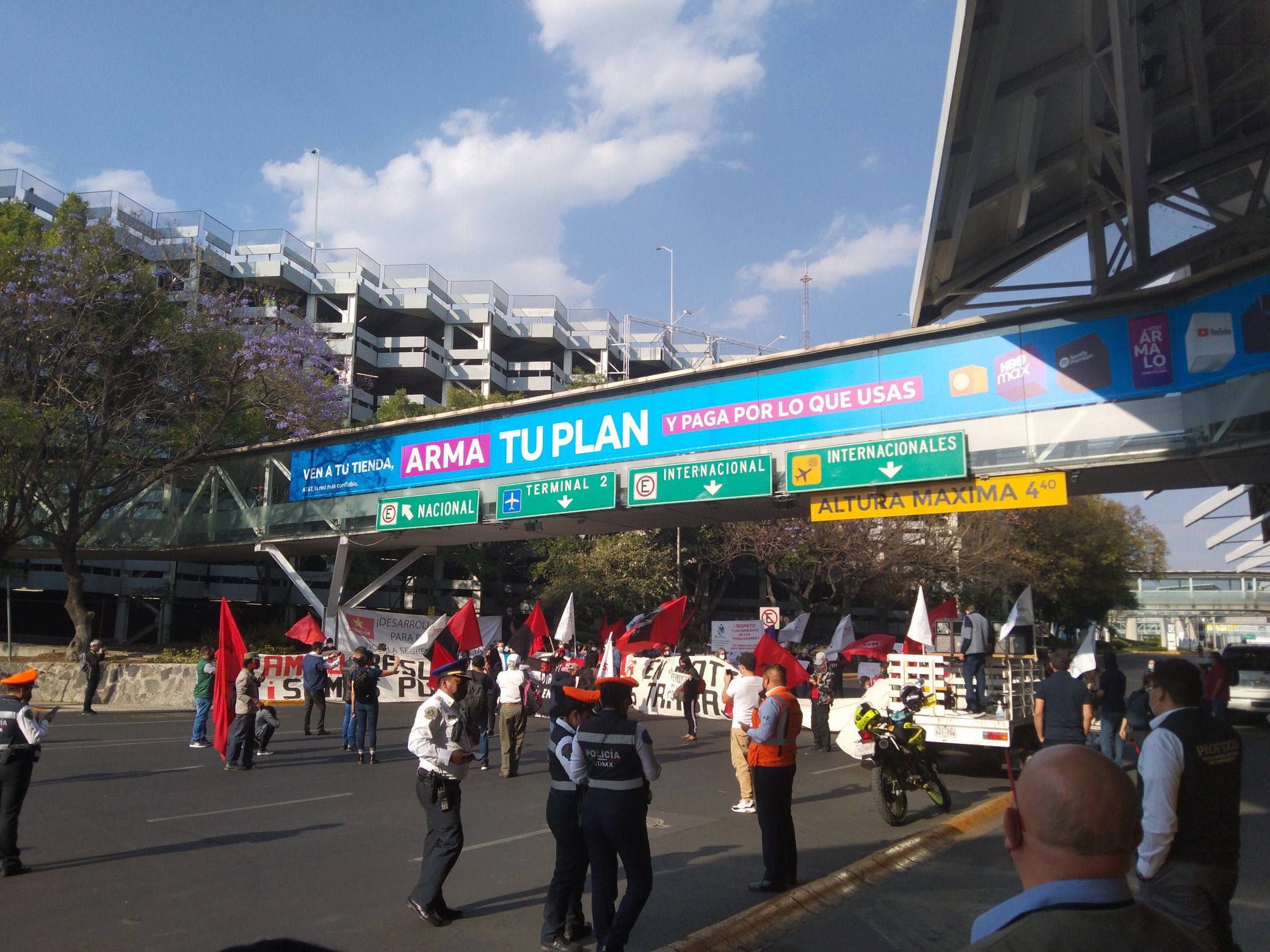 Bloqueo en el acceso a la Terminal 1 del AICM