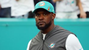 Brian Flores, exentrenador de los Dolphins, demanda a la NFL por racismo