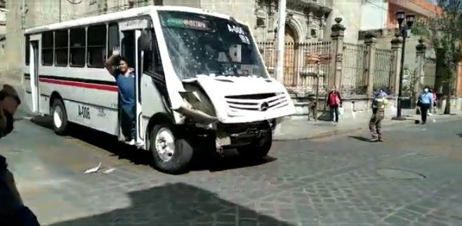 Camión se queda sin frenos y enviste varios autos en Oaxaca