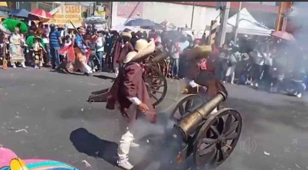 Cañón le explota a un hombre en la mano durante el carnaval de Puebla
