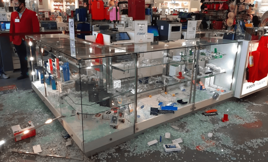 Pareja rompe vitrinas y roba decenas de celulares en Coacalco