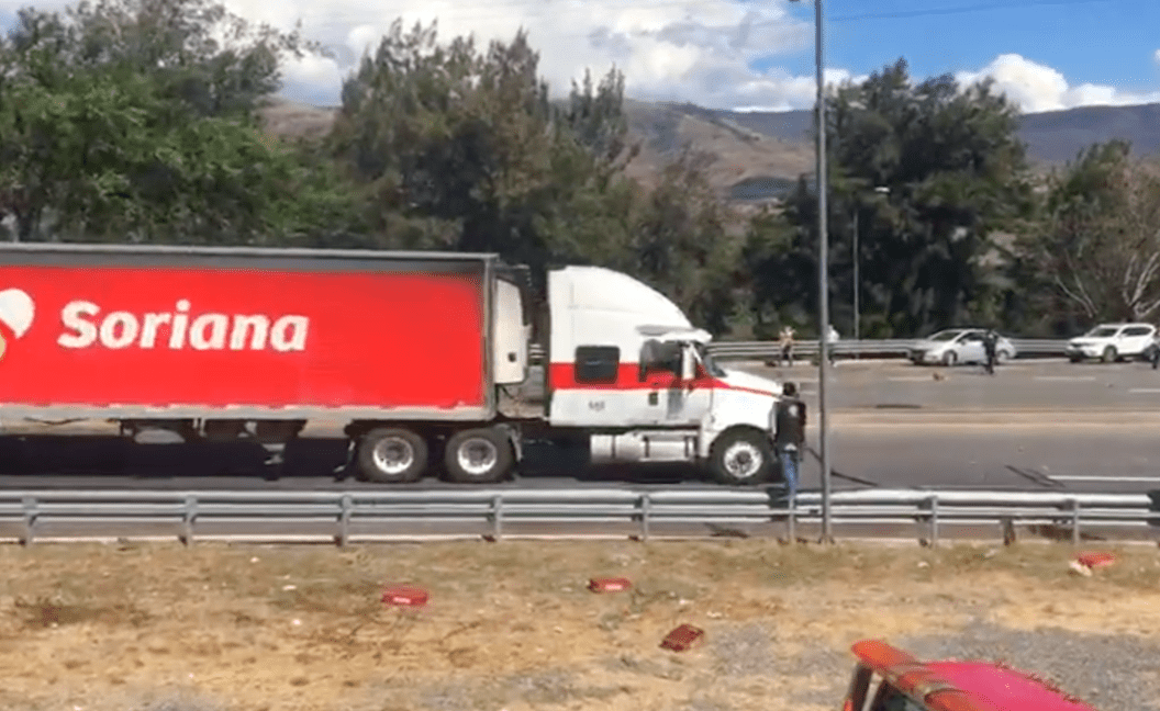 Soriana presenta denuncia por uso de su tráiler contra policías