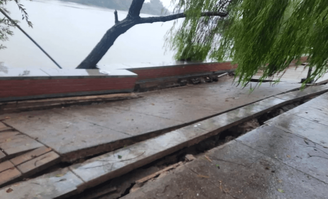 Colapsa obra recién entregada en pueblo natal de AMLO