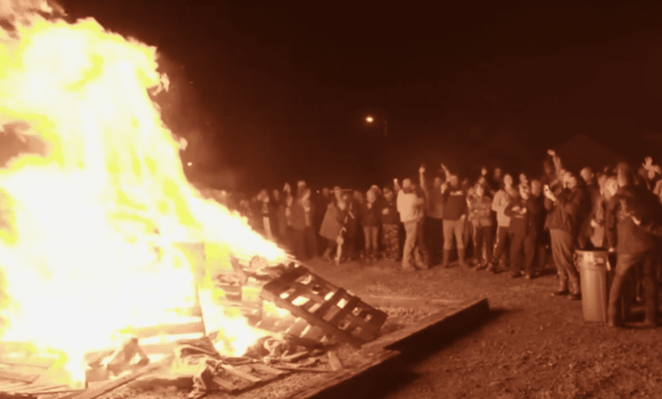 Pastor quema libros de “Harry Potter” en EU por incitar a la “brujería”