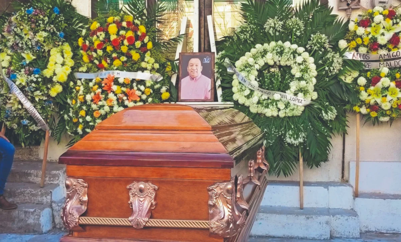 Con aplausos familia y gremio despide en Oaxaca a Heber López