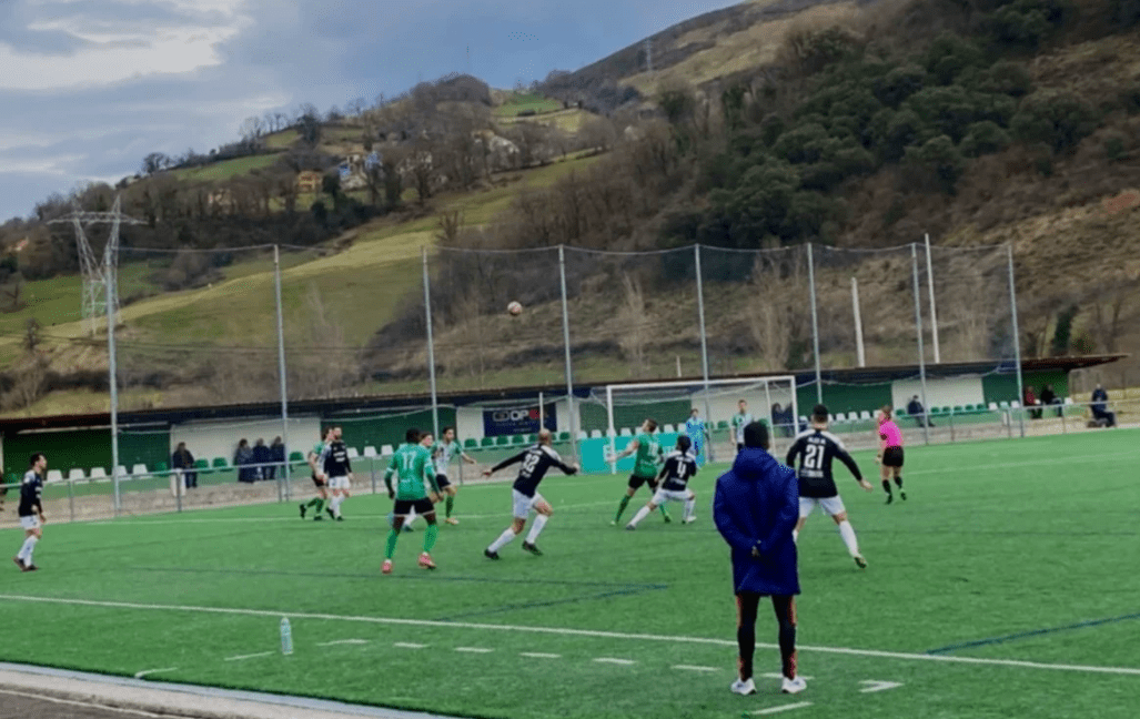 Fallece aficionado en España al caerle una torre eléctrica