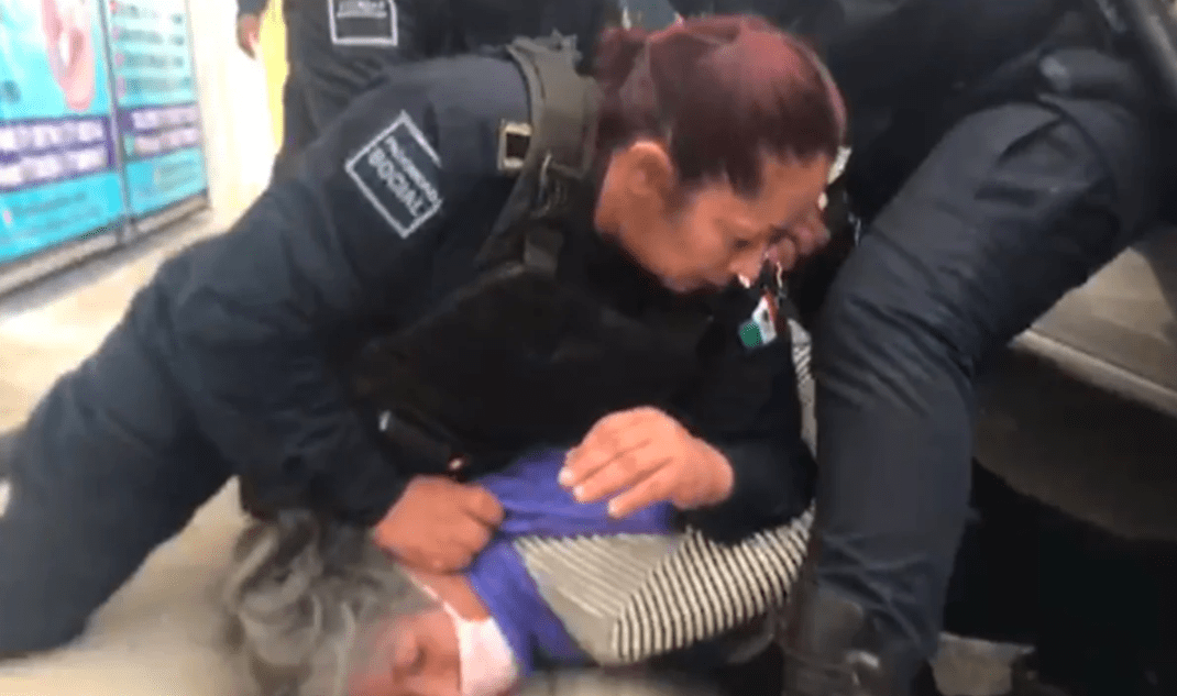 Policías someten a mujer de la tercera edad por no presentar licencia