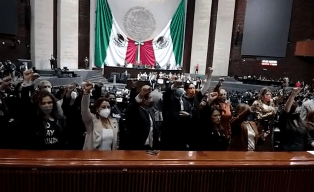 Periodistas interrumpen sesión en San Lázaro para exigir libertad de prensa