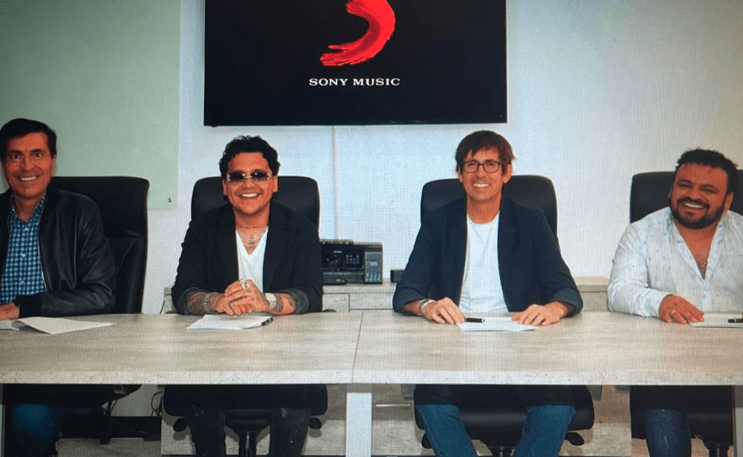 Sin Belinda y amparado Nodal firma con nueva disquera