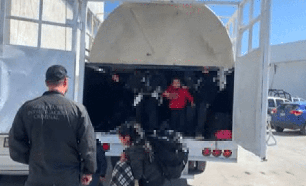 Hallan a 59 inmigrantes escondidos en tinacos que transportaba camioneta