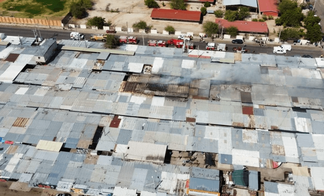 Incendio en tianguis de Sonora consume 12 locales