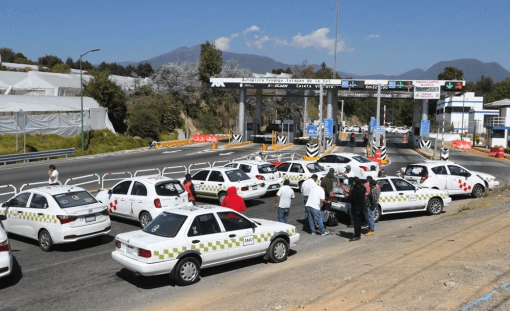 Tras 13 horas taxistas liberan carretera Tenango-Ixtapan de la Sal