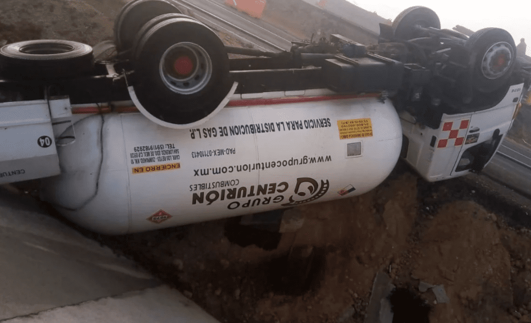 Cierran la México-Pachuca por volcadura de pipa de gas