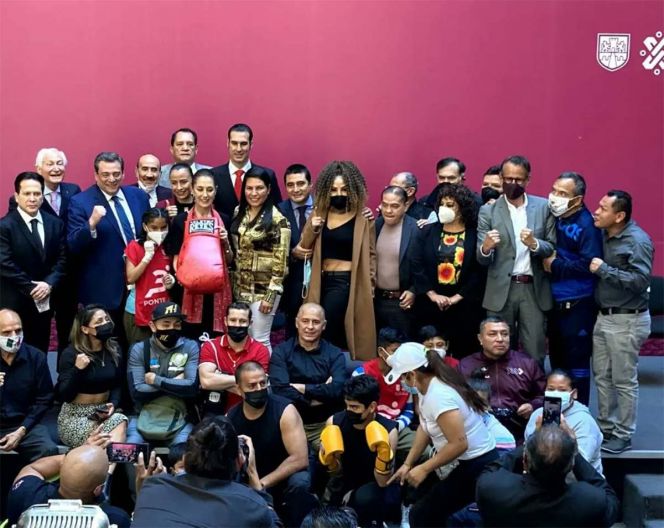 Clase masiva de boxeo en el Zócalo de la CDMX