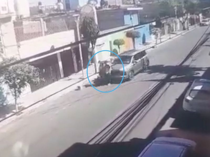 Conductor arrolla a una pareja en Iztacalco
