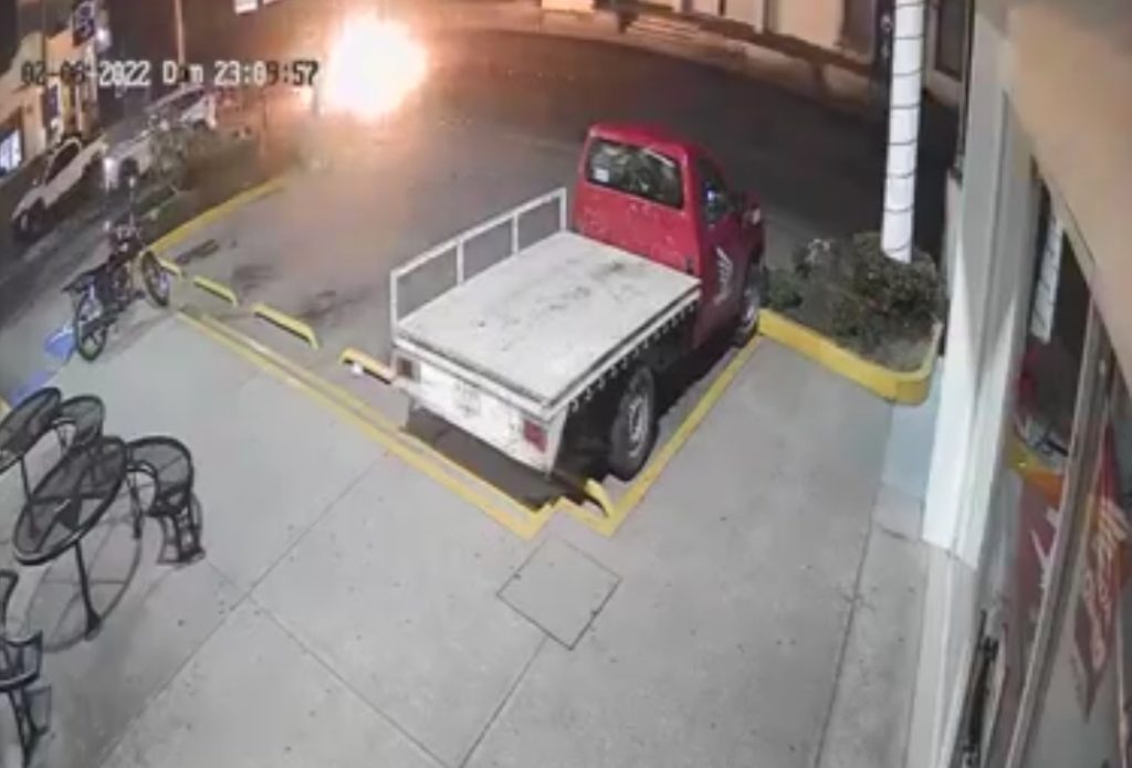 En Puerto Vallarta, Jalisco, camioneta se impacta contra motociclista