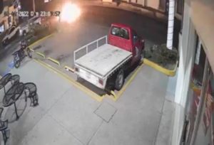 En Puerto Vallarta, Jalisco, camioneta se impacta contra motociclista #FUERTE VIDEO