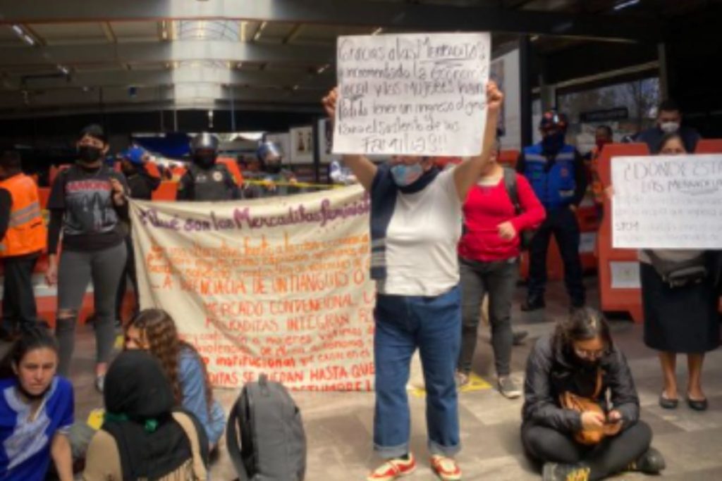 Enfrentamiento entre mercaditas feministas y policías en el Metro