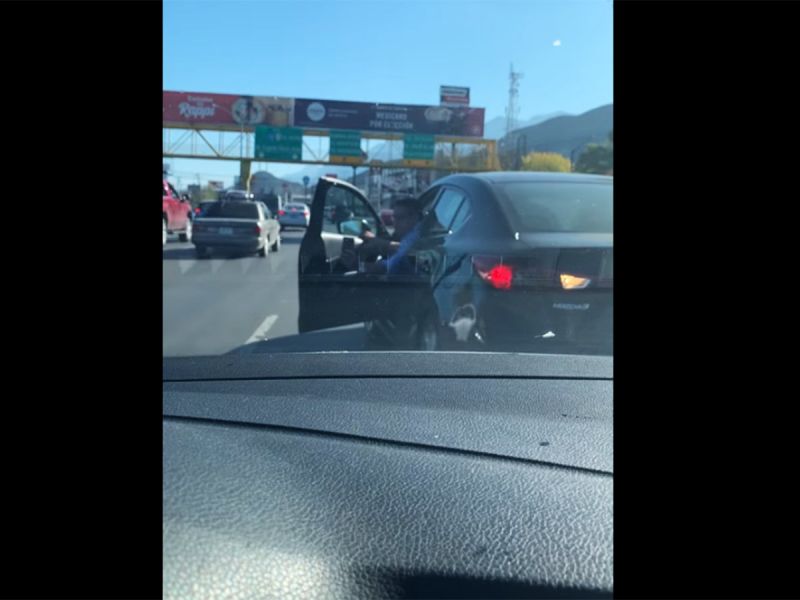 Hombre choca a conductora