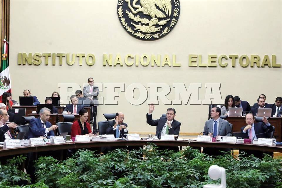 INE alista multas contra 10 partidos