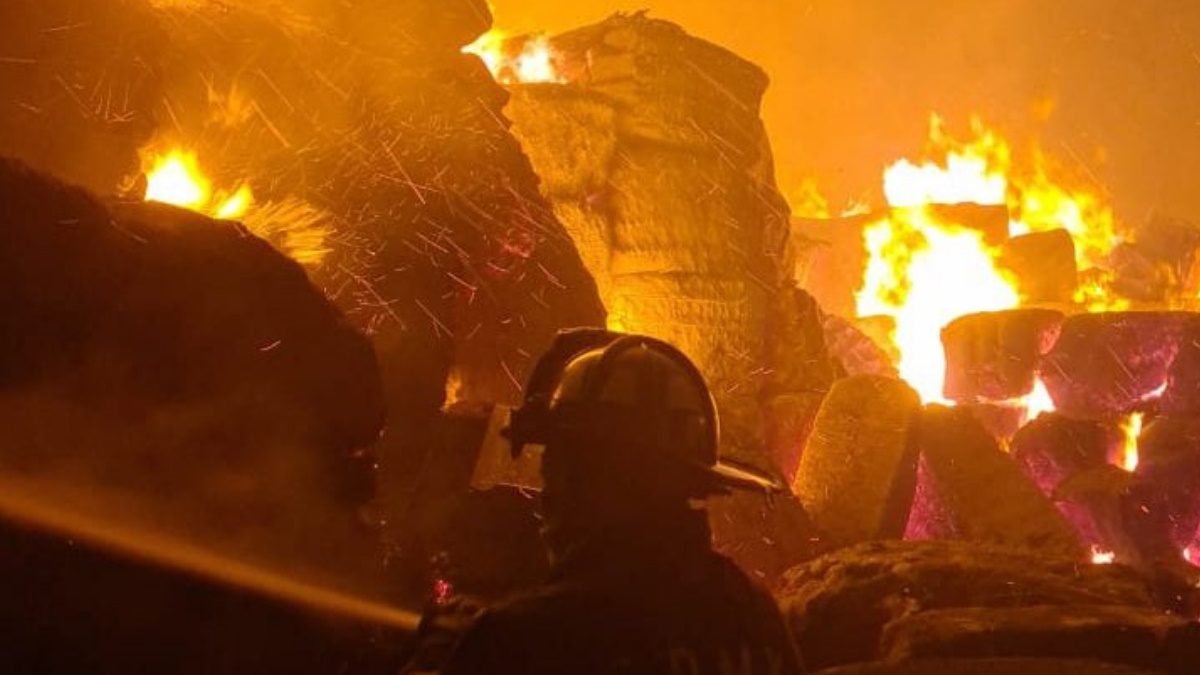 Incendio de bodega de algodón en Chalco