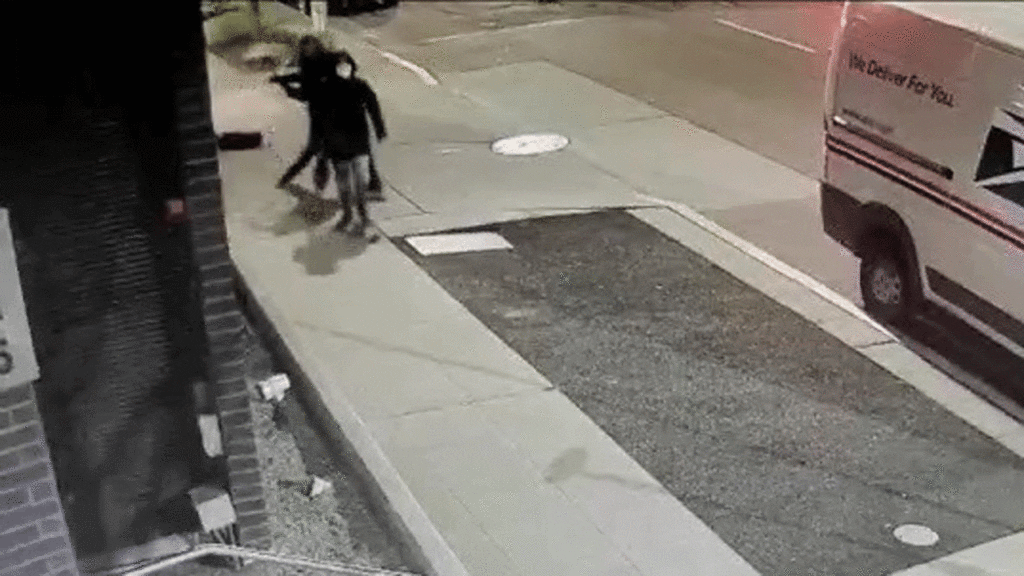 Indigente ataca con un bate a una mujer
